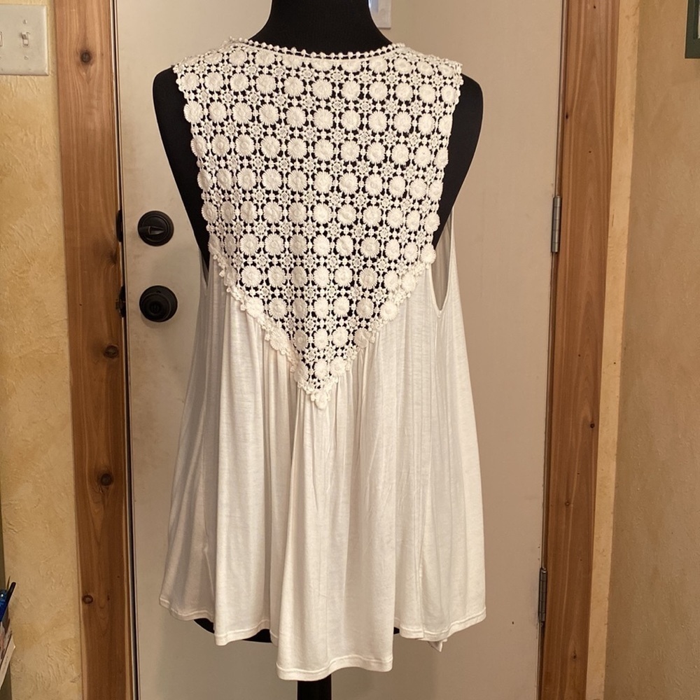 PRETTY Good cream‎ lace back open front vest top
